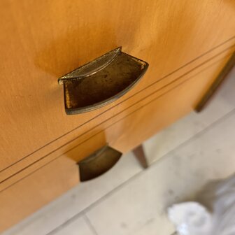 Jaren 50 houten kastje hoge poten | Sprinkelhop