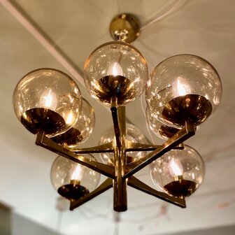 Vintage messing kroonluchter met amberkleurige glazen bollen | Sprinkelhop