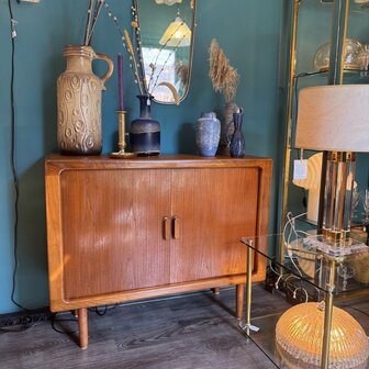 Deens Silkeborg vintage kast met tambour deuren | SprinkelhopDeens Silkeborg vintage kast met tambour deuren | Sprinkelhop