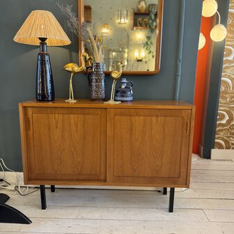 Vintage Hundevad teak houten ondiep kastje met schuifdeuren | Sprinkelhop