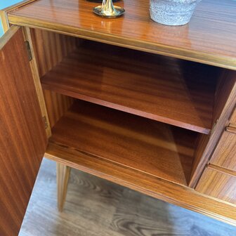Vintage houten kastje hoge poten | Sprinkelhop