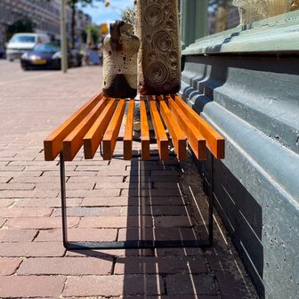 Vintage lattenbankje teak fineer zwarte poten | Sprinkelhop