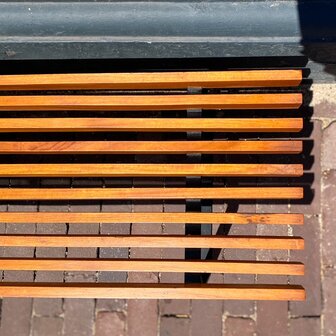 Vintage lattenbankje teak fineer zwarte poten | Sprinkelhop