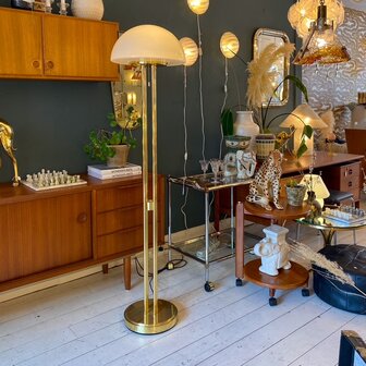 Vintage vloerlamp Glash&uuml;tte Limburg messing met melkglas | Sprinkelhop 