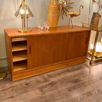 Vintage Deens Hundevad dressoir teak schuifdeuren | Sprinkelhop