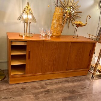 Vintage Deens Hundevad dressoir teak schuifdeuren | Sprinkelhop