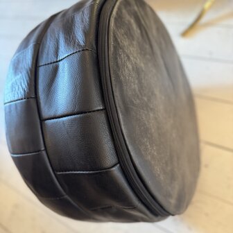Vintage ronde leren lapjespoef zwart | Sprinkelhop
