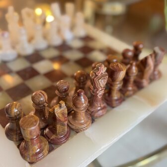Vintage onyx marmeren schaakspel rood wit