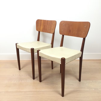 Vintage teak houten stoelen wit skaiVintage teak houten stoelen wit skai | Sprinkel + Hop