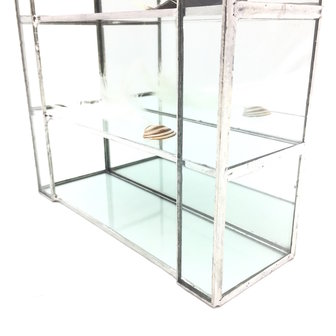 Zilverkleurige glazen vitrinekastje metaal | Sprinkel + Hop