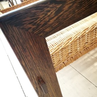 Vierkante rookglazen salontafel weng&eacute; hout rotan | Sprinkel + Hop