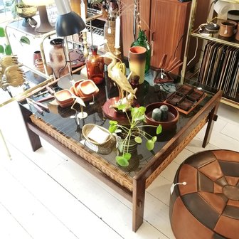 Vierkante rookglazen salontafel weng&eacute; hout rotan | Sprinkel + Hop