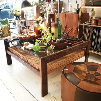 Vierkante rookglazen salontafel weng&eacute; hout rotan | Sprinkel + Hop