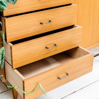 Vintage houten klein dressoir kastje | Sprinkel + Hop