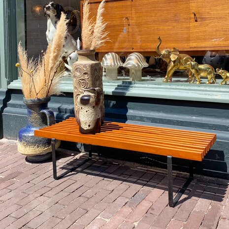 Vintage lattenbankje teak fineer met zwarte poten