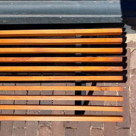 Vintage lattenbankje teak fineer zwarte poten | Sprinkelhop