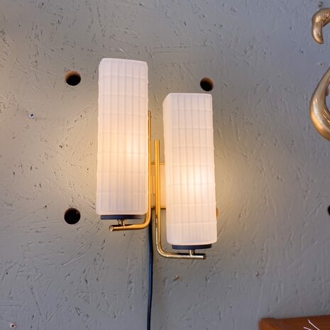 Vintage wandlampje messing melkglas 1950s | Sprinkelhop