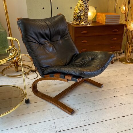 Vintage Kengu lounge chair voor Rybo Rykken zwart leer doorleefd 1970s | Sprinkelhop