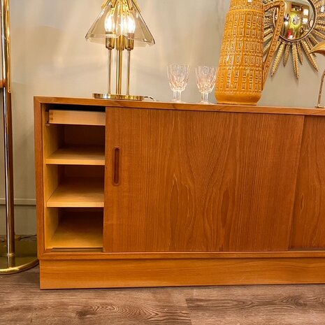 Vintage Deens Hundevad dressoir teak schuifdeuren | Sprinkelhop
