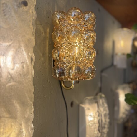 Helena Tynell voor Glashutte Limburg amber bubble glazen wandlamp| Sprinkelhop