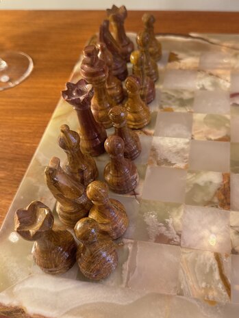 Vintage gem&ecirc;leerd onyx marmeren schaakspel rood wit