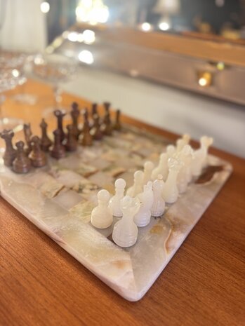 Vintage gem&ecirc;leerd onyx marmeren schaakspel rood wit