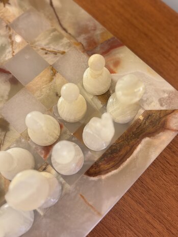 Vintage gem&ecirc;leerd onyx marmeren schaakspel rood wit