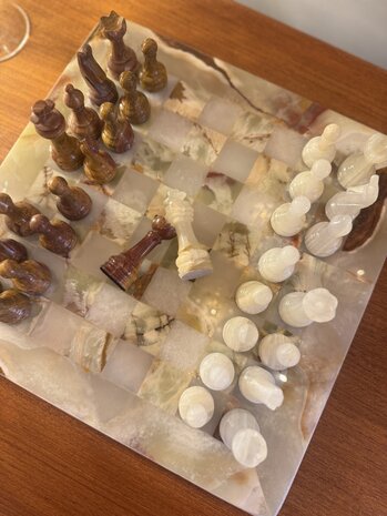 Vintage gem&ecirc;leerd onyx marmeren schaakspel rood wit