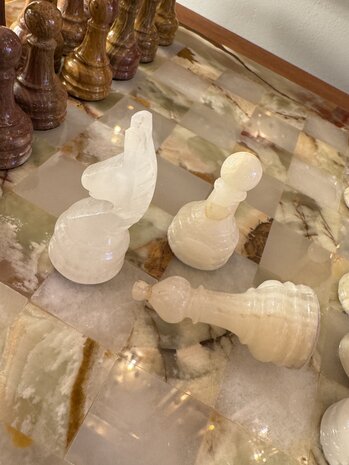 Vintage gem&ecirc;leerd onyx marmeren schaakspel rood wit