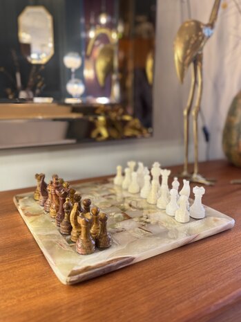 Vintage gem&ecirc;leerd onyx marmeren schaakspel rood wit