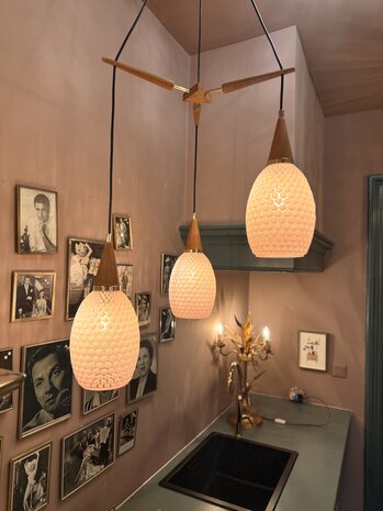 Jaren &#039;50 teak hanglamp met honeycomb glazen kelken | Sprinkelhop