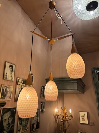 Jaren &#039;50 teak hanglamp met honeycomb glazen kelken | Sprinkelhop