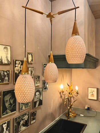 Jaren &#039;50 teak hanglamp met honeycomb glazen kelken | SprinkelhopJaren &#039;50 teak hanglamp met honeycomb glazen kel