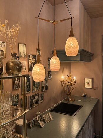 Jaren &#039;50 teak hanglamp met roze honeycomb glazen kelken