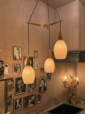 Jaren &#039;50 teak hanglamp met honeycomb glazen kelken | Sprinkelhop