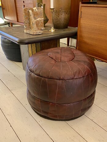 Vintage ronde leren lapjespoef wijnrood | Sprinkelhop