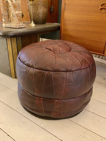 Vintage ronde leren lapjespoef wijnrood | Sprinkelhop