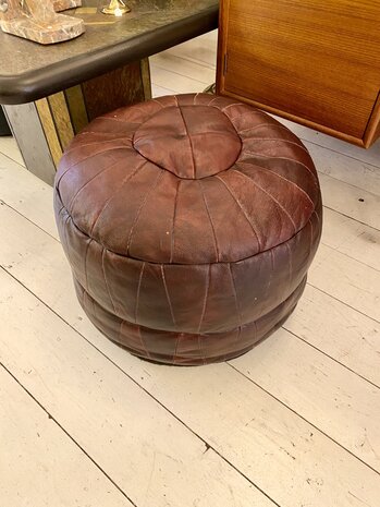 Vintage ronde leren lapjespoef wijnrood | Sprinkelhop