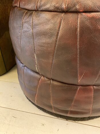 Vintage ronde leren lapjespoef wijnrood | Sprinkelhop