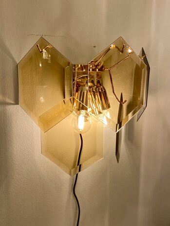 Vintage hexagon rookglazen platen wandlamp messing 2-laags | Sprinkelhop