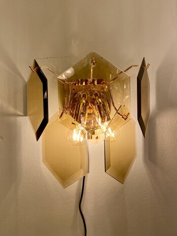 Vintage hexagon rookglazen platen wandlamp messing 2-laags | Sprinkelhop