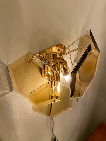 Vintage hexagon rookglazen platen wandlamp messing 2-laags | Sprinkelhop