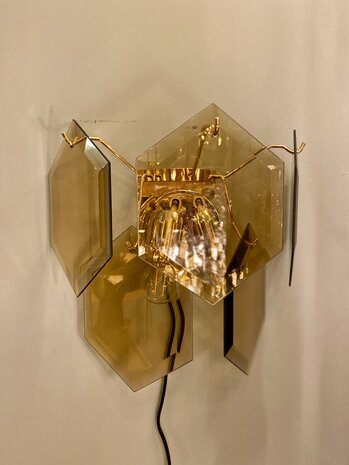 Vintage hexagon rookglazen platen wandlamp messing 2-laags | Sprinkelhop