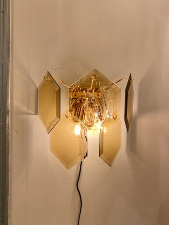 Vintage hexagon rookglazen platen wandlamp messing 2-laags | Sprinkelhop