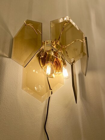 Vintage hexagon rookglazen platen wandlamp messing 2-laags | Sprinkelhop
