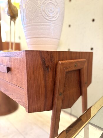 Vintage mid-century Deens nachtkastje naaitafeltje teak 1960s | Sprinkelhop