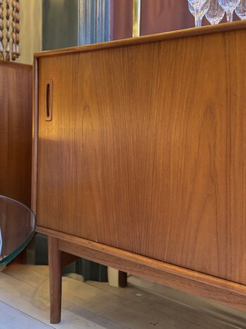 Deens teak dressoir sideboard kast met schuifdeuren | Sprinkelhop