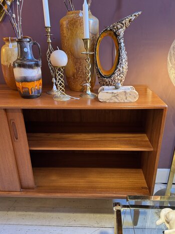 Deens teak dressoir sideboard kast met schuifdeuren | Sprinkelhop