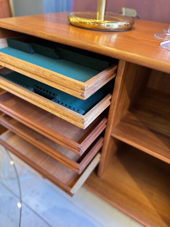 Deens teak dressoir sideboard kast met schuifdeuren | Sprinkelhop