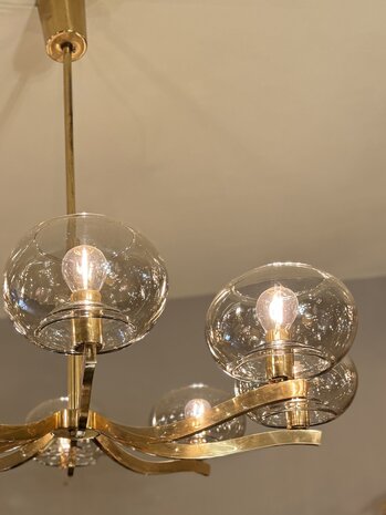 Jaren '70 messing kroonluchter met rookglazen bollen | Sprinkelhop